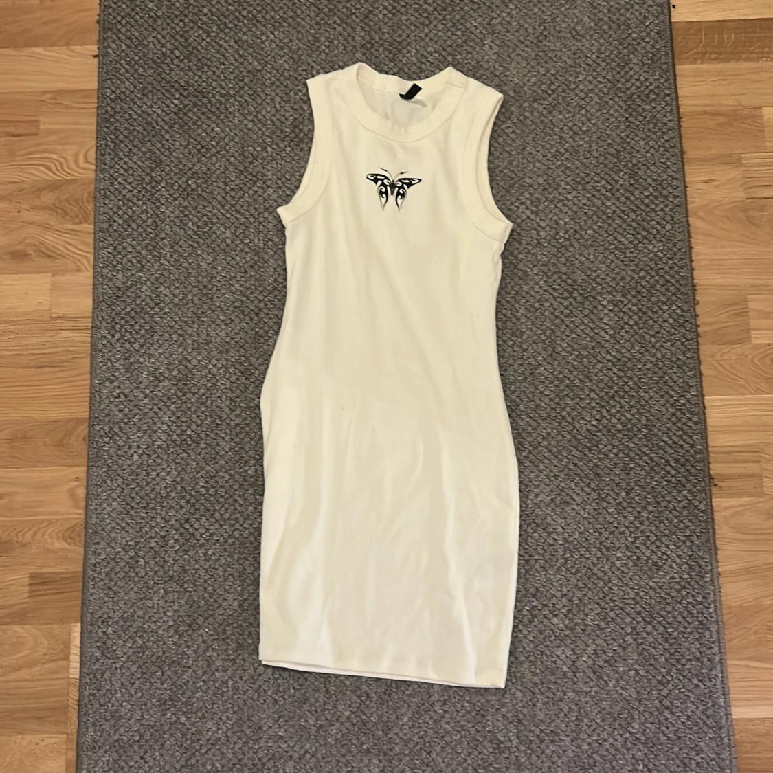 Vit ärmlös klänning från DIVIDED