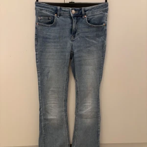 Ljusblå bootcut jeans Vero Moda XS - Snygga ljusblå jeans från Vero Moda i bootcut-modell. stolek xs