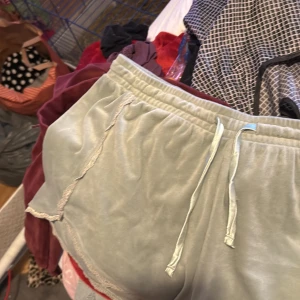 Ljusgröna mjuka shorts med snörning - Ljusgröna shorts från Sisters Point. De är mjuka och har en relaxed passform med resår i midjan och snörning framtill. Perfekta för varma dagar eller som mysplagg hemma (återpublicerad)