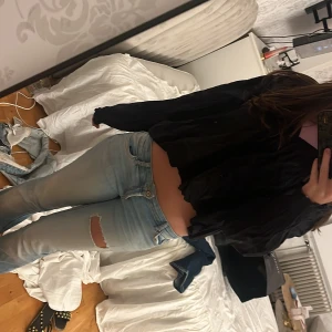 Svart fin blus Gina - Säljer en svart blus från Gina. Fin och perfekt längd. Passar super bra till ett par ljusblå jeans.