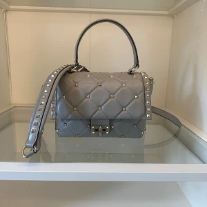 Valentino väska - Valentino väska i ljusgrå. Kvitto saknas, säljs därför till bra pris. 