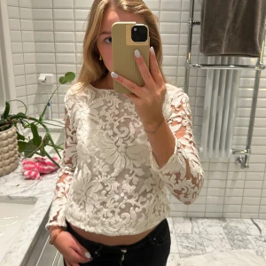 Vit Diane von Furstenberg spetsblus med blommigt mönster - Säljer en superfin vit blus i spets med blommigt mönster. Storlek S men funkar även för XS och M! Passar till både jeans och kjol! 💕💕Priset kan diskuteras!