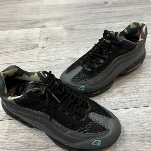 Nike Air Max 95 x Cortiez blå - Säljer nike air max 95 x cortiez. Sparsamt använd. Stolek 40. Skriv för fler bilder eller frågor.