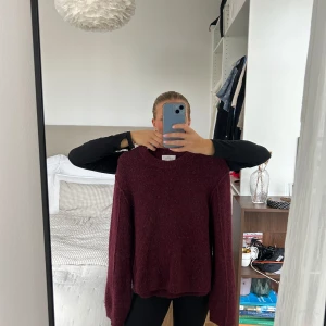 Vinröd stickad tröja  - Vinröd stickad tröja i ull från & Other stories. Storlek XS. Använd fåtal gånger, i mycket fint skick. 