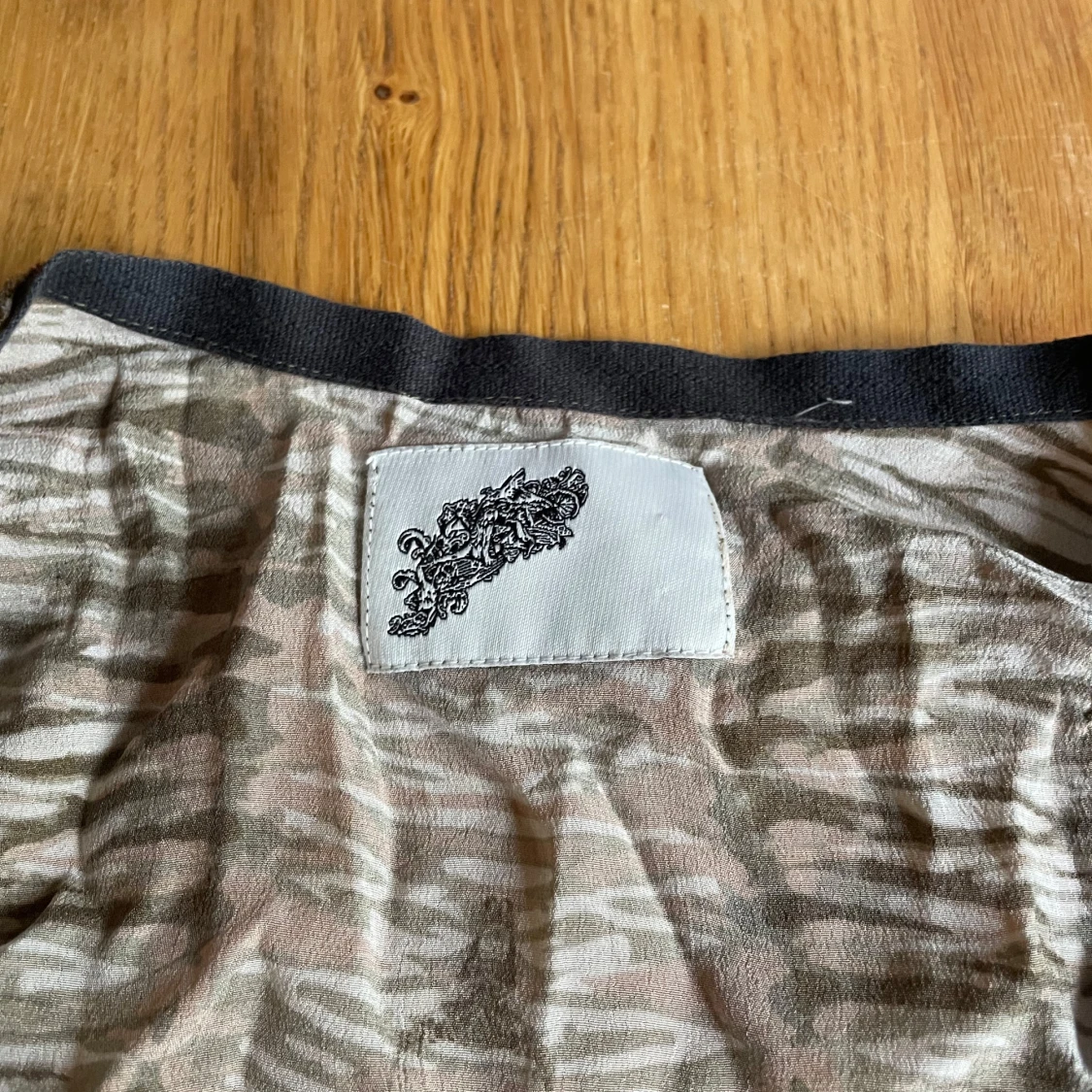 Zebramönstrad meshblus med v-ringning - 3