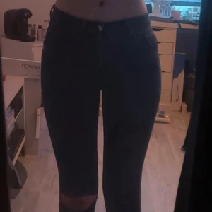 Mörkblå skinny jeans med slitningar - Säljer ett par mörkblå skinny jeans med slitningar vid knä och ficka. Jeansen är i stretchigt denim som sitter tight och bekvämt. Perfekta för dig som gillar en slimmad look.