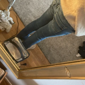 Blåa ltb jeans - Säljer ett par supeeeer snygga ltb jeans i modell valerie. Använda men i mycket bra skick. Mörkblå och bootcut nypris:799kr💞💞