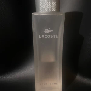 Parfym - 50 ml flaska Lacoste Pour Femme. Lite mindre än hälften kvar. Hör av dig om fler bilder önskas! Pris kan diskuteras!! 