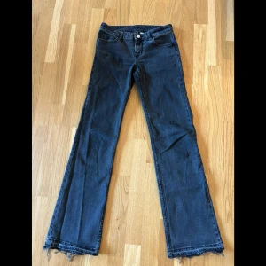 Jeans H&M - Säljer dessa snygga lågmidjade jeans från H&M i storlek 34 med bootcut passform. Jag har spretat upp bensluten för att göra dom längre. Kolla in min profil❤️‍🔥