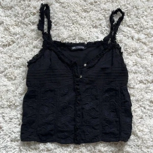 Topp från zara - Säljer detta super gulliga linnet från zara som är super fint nu i sommar eller i höst. Nästan aldrig använt💕