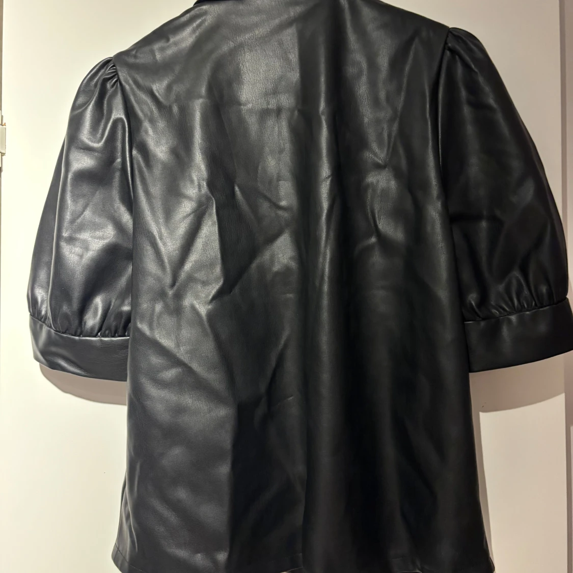 Svart blus i skin imitation  - 1