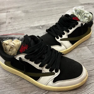 Air Jordan 1 Low Travis Scott Olive - Säljer ett par travis skor. Används, de mesta går att tvätta bort. Storlek 40. Skriv för fler bilder eller frågor.