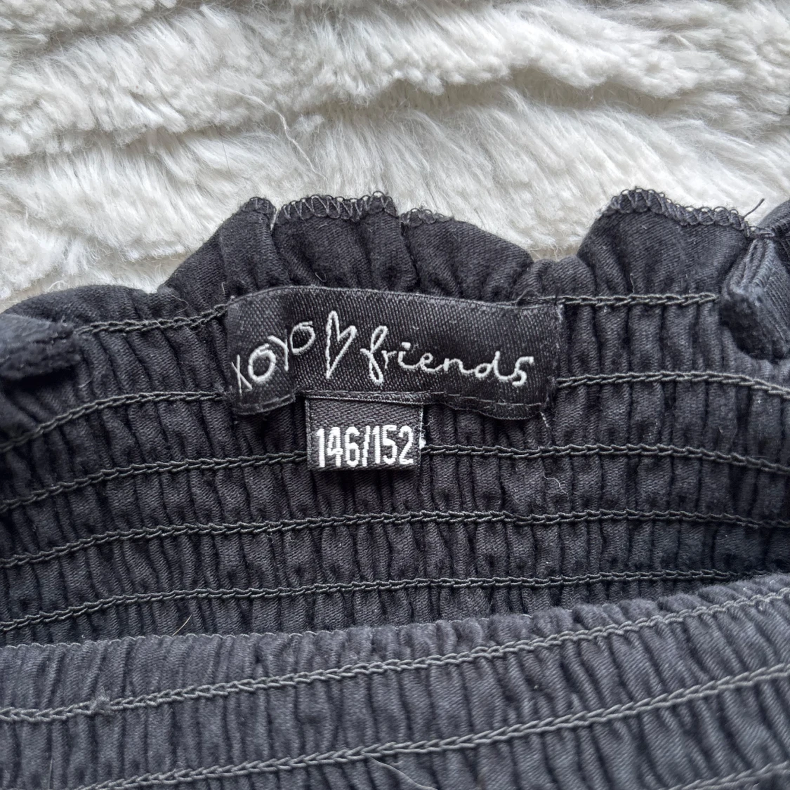 Svart smockad linnetopp från XOXO Friends - 2