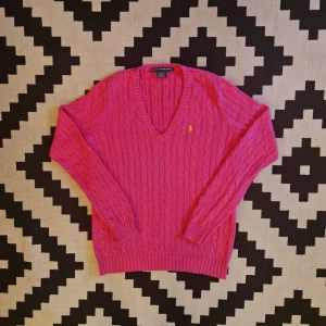 Ralph lauren knit  - 📊 Färg: Rosa  📏 Storlek: Large (L)  📐 Mått: Längd - 69cm Axelbredd - 46cm  ♻️ En långärmad rosa Ralph lauren knit i storlek L. I väldigt bra skick, inga fläckar, hål eller defekter! Perfekt nu när det börjar bli lite kyligate och hösten kommer!☺️  👕 Material: 100% Bomull  #mensfashion #ralphlauren #classicstyle  #fashion