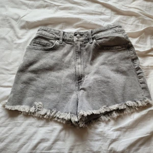 Jeansshorts - Helt oanvända jeansshorts från h&m.