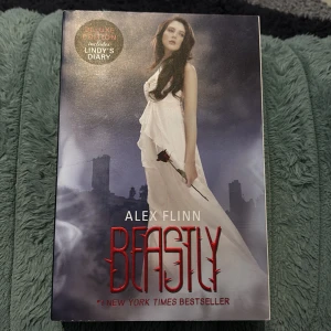 Beastly - En modern twist på klassiska sagor, där New York City möter magi och förvandling. Deluxe Edition med Lindy's Diary. Perfekt för dig som gillar romantik, hemligheter och att utforska vad som gör oss mänskliga. En #1 New York Times bestseller som fångar både hjärta och fantasi.