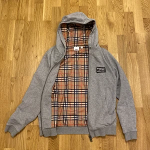Burberry Zip - Hej säljer en riksfet mönstrad Burberry zip Hoodie i storleken Medium skick 9/10 OBS saknas snören till tröjan!!! Hör av er för mer info /// 