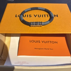Louis Vuitton armband - Lv armband helt ny! Aldrig använd då den aldrig passade mig. Allt og på bilden följer med! Frågor eller funderingar hör av dig! Mvh JacobsCloset 