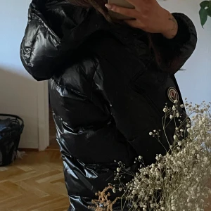 Dunjacka - En riktigt snygg puffer/dunjacka i glansigt material. Väldigt lik en mycket populär jacka! Storlek 172 så hade velat säga att den är som en XS. Jag på bilden är 170cm lång🤍 Knappt använd och ser helt nyskick ut!