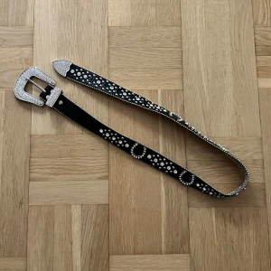 Tuttolente bälte - Svart bälte från Tuttolente. Finns inte längre att köpa hos dom! Passar mig utmärkt som har storlek 30-31 i midja. Kom gärna privat för mått och andra frågor!