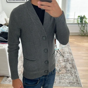 Stickad cardigan från HM  - En as fet stickad cardigan, passformen är jättebra på denna, passar perfekt till hösten, nypris på denna är 899 mitt pris är 699kr!!