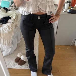 Skinnbyxor från Nelly❤️❤️ - Säljer mina jätte najs Skinnbyxor från Nelly som jag bara använt ett fåtal gånger, perfekta nu till hösten o så coola😍😍
