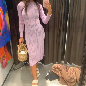 Ljuslila ribbad strandklänning - Säljer en superfin ljuslila klänning som är hålstickad och passar perfekt till stranden. Klänningen är storlek S och är från Zara. 