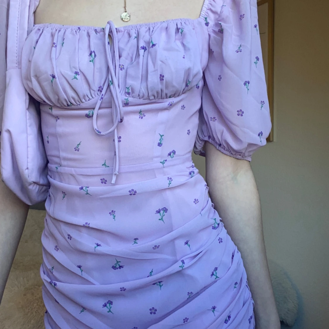 Ljuslila blommig kortklänning från Adoore