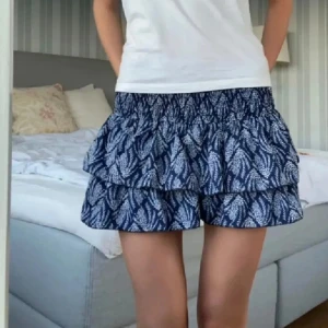  Meet x Tiger kjol - Säljer denna skitsnygga kjol ifrån meet me there💙💙 perfekt kjol för varma dagar och passar perfekt till en tshirt eller kofta, har även inbyggda shorts inuti!! Säljer för 350 men kan diskuteras💕💕