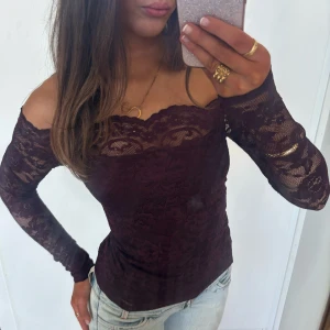 Vinröd Offshoulder spetstopp  - Så söt vinröd off shoulder långärmad spetstopp! Jag är 168 och det är mina bilder, köp via köp nu direkt eller Swish, kvar tills markerad som såld 💖 