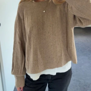 Stickad tröja - Stickad tröja från Holebrook. Har en liten defekt uppe vid halsen men inget som man märker. 80% ull och 20% polyamide. 