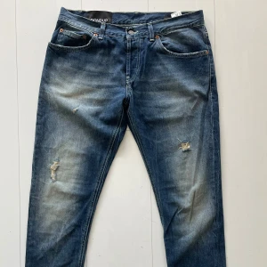 Dondup jeans - Tja! Säljer nu dessa extremt feta dondup jeansen! Dondup jeansen är i fint skick! Alla slitningar är orginal från fabrik=design!  Nypris 4000+! Skriv vid bilder eller frågor! Vid snabbaffär=bättre pris