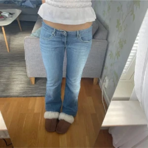 Ljusblå bootcut jeans från BigStar - Säljer ett par ljusblå BigStar jeans med klassisk bootcut-passform och låg midja . Perfekta för dig som är lång! Lite nedtrampade på slutet av jeansen (skriv privat för bilder)Midjemåttet ca 41.5 och innerbenslängden 85🩷