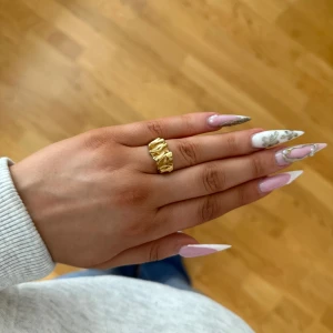 Guldpläterad ring från pilgrim - Säljer denna superfina justerbara ringen från Pilgrim, guldig i modell Willpower. Använd men är fortfarande i bra skick. Nypris ligger på 399kr. 