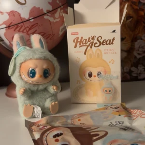 Labubu Have A Seat - Säljer en Labubu Have A Seat. Äkta direkt från PopMart. Den kommer i originalförpackning med kort och påse. Hör av dig vid frågor
