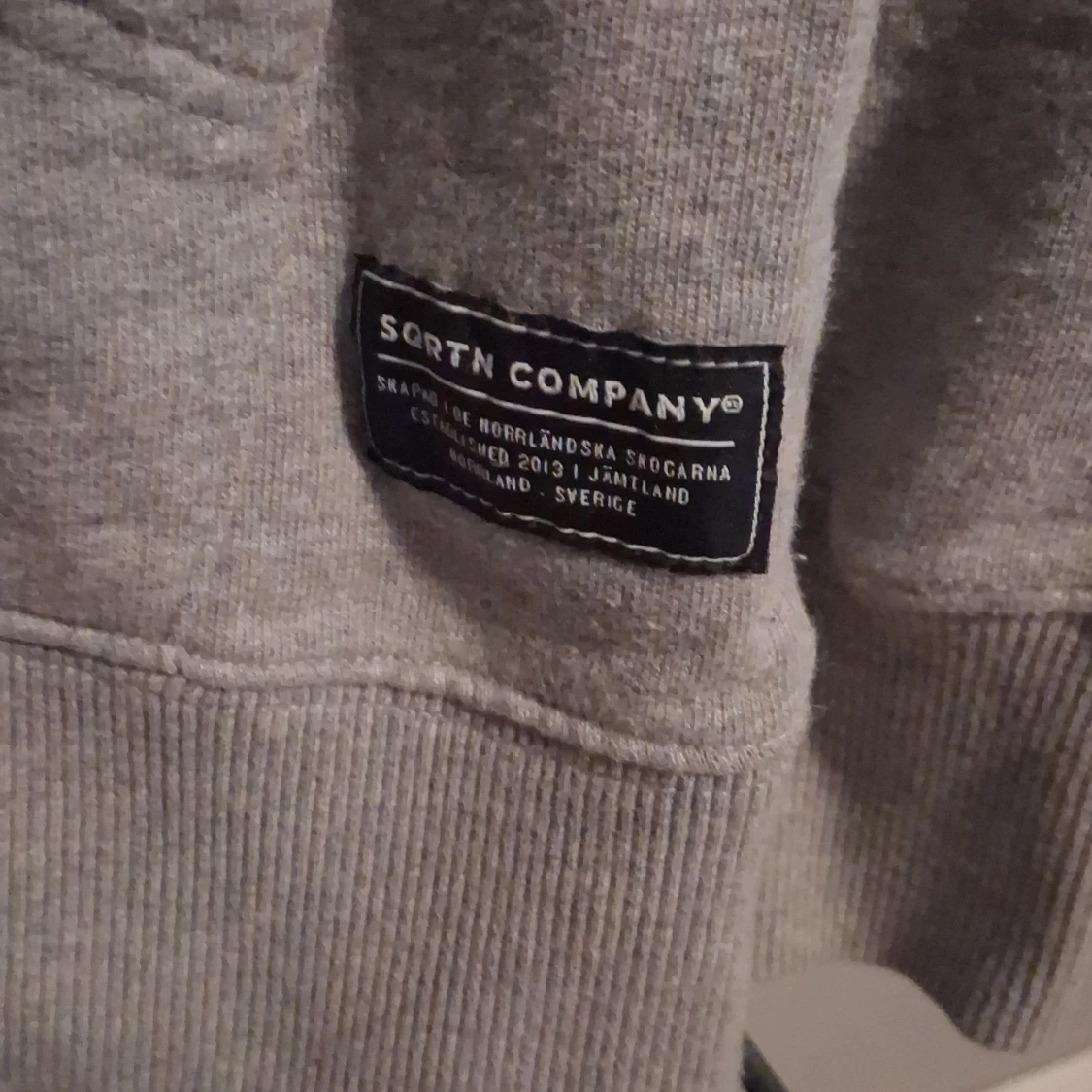 Grå hoodie från SQRTN Company - 1