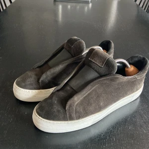 Axel arigato skor - Stilrena o snygga skor från axel arigato, hyfsat bra skick! Passar även 43 bra. Skriv vid minsta funderingar 