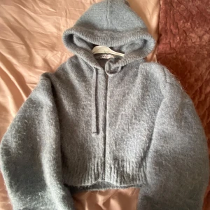 Grå stickad hoodie från Zara - Supermjuk och fluffig grå stickad hoodie från Zara. Jättebra skick och perfekt nu till hösten och vinter då den är varm och mysig. Meddela gärna om du har några frågor!