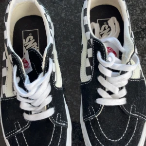 Vans Old Skool Checkerboard sneakers - Klassiska Vans Old Skool sneakers med svart mocka framtill och vit-svart rutigt tyg på sidorna. Använda fåtal gånger, dock lite smutsiga på sidorna, har dock inte försökt att ta bort! Säljer då de inte använda längre! Pris kan diskuteras vid snabb affär!💗💗