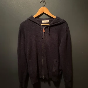 Cashmir zip hoodie - Säljer min kashmir zip hoodie i ett sjukt bekvämlighet material. Tröjan är knappt använd och i ett sjukt bra skick. Den är storlek S och nypris ligger runt 999kr och säljer den för ett betydligt lägre pris! Priset är dock inte hugget i sten och kan sänkas vid snabb affär!