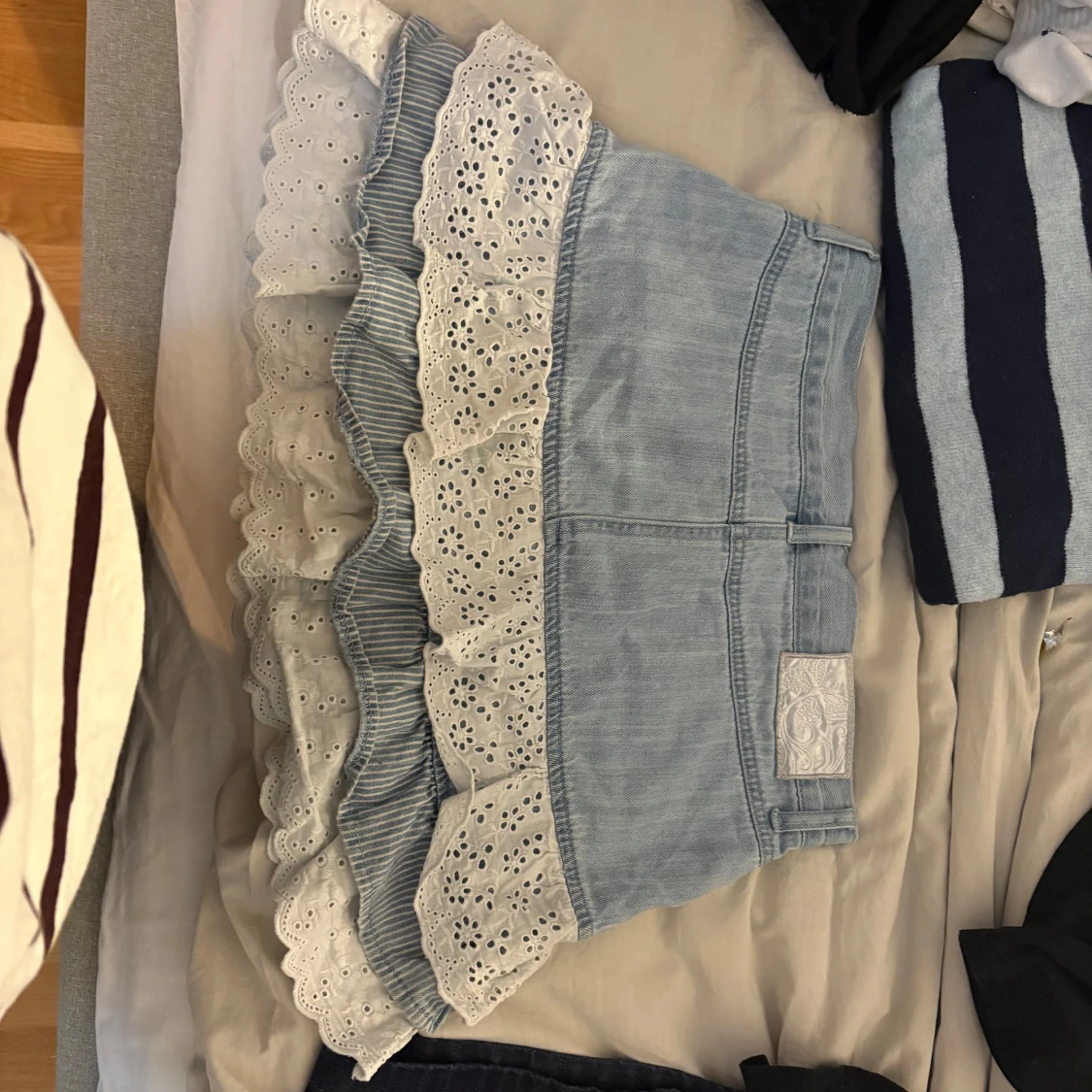 Ljusblå jeanskjol med volang och spets - 1