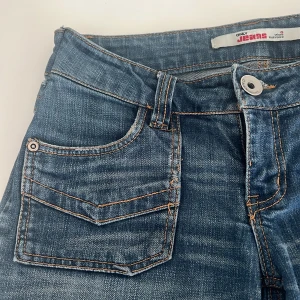 Low rise bootcut jeans från Only - Snygga blå low rise jeans från Only med bootcut-ben. Jeansen har fickor både fram och bak. Storlek xxs. De är sydda i midjan med inget man lägger märket till. Skriv för mått eller andra frågor!💕