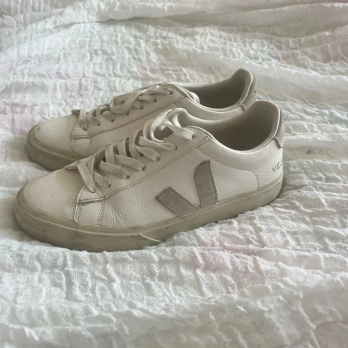 Vita sneakers från Veja i skinn - 2