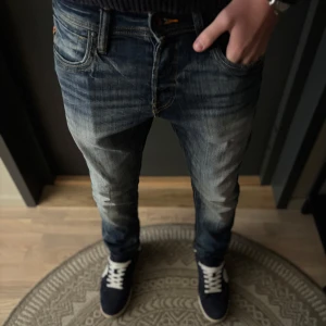 Jack & Jones Slim Glenn jeans denim blå - Tja! Säljer dessa riktigt feta Jack n jones jeans | L30 W29 | Färg~Denim mörkblå | Köptes nya för 899 mitt pris 475! | Jag på bilden är 181 | Hör av er vid minsta lilla fundering🙌