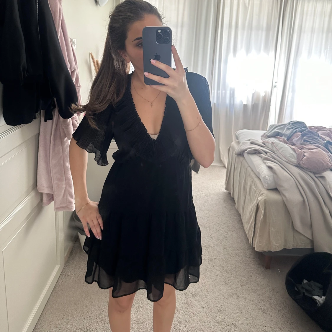 Svart kort volangklänning med v-ringning