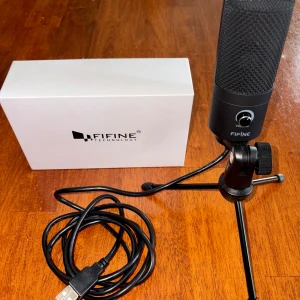 Mikrofon USB Fifine K669B - Mikrofon från Fifine i nyskick som aldrig har använts då den bara har legat hemma. Perfekt för att använda för röstsamtal, podcast, streaming eller gaming. Har riktigt bra ljudkvalité till ett bra pris. Kopplas in genom USB.   Finns att hämta i Rågsved eller mötas upp söder om stan.  Hör gärna av dig vid frågor eller funderingar!