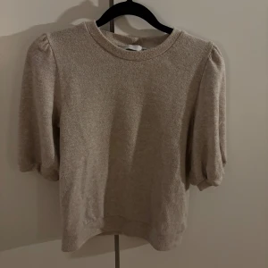 Beige topp med liten puffärm  - Fint skick !