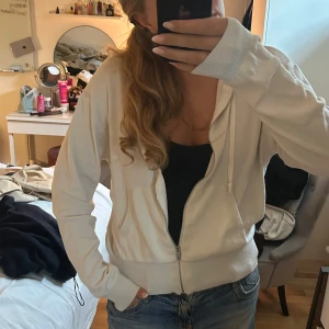 Vit hoodie med dragkedja och huva från hm  - Sueprfin stickad kofta från hm, börjar bli lite nopprig se sista bild annars i superbra skick