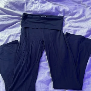 mörkblåa yoga-byxor med låg midja - mörkblåa yoga-byxor med låg midja och utsvängda ben. Använd 1 gång, mycket bra skick. Perfekt till träningsbyxor. 