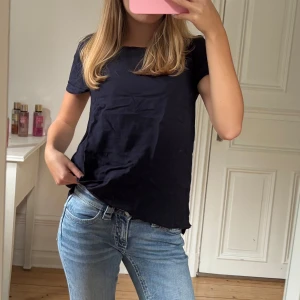 T-shirt från H&M - Mörkblå T-shirt från H&M i storlek S. Använd men i fint skick💕